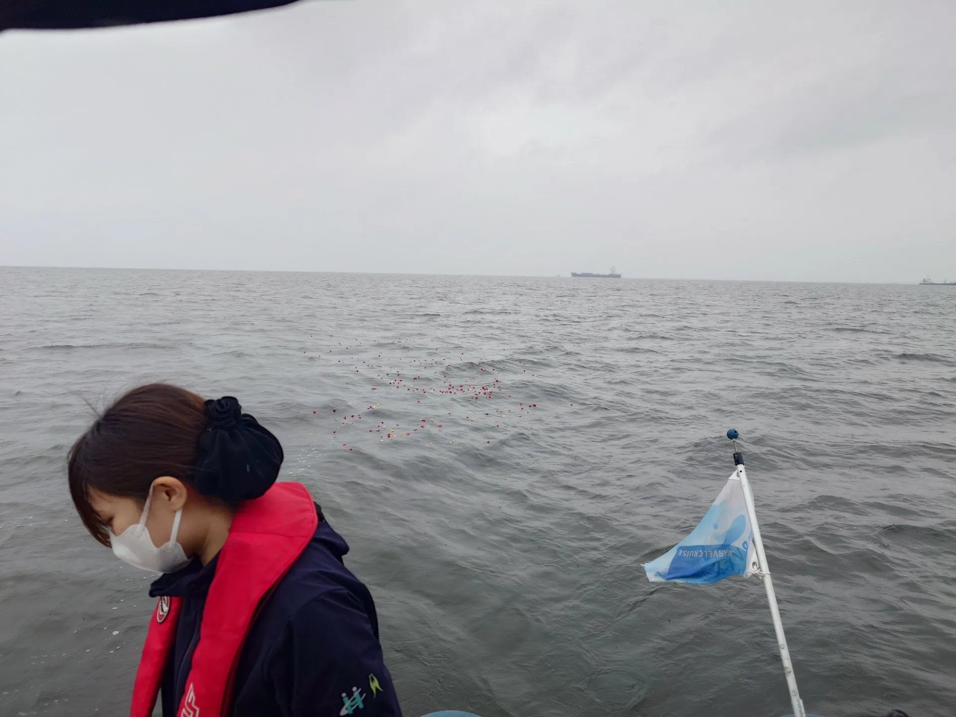 3月26日 越中島桟橋から出航。雨上がりの空に願いを込めて