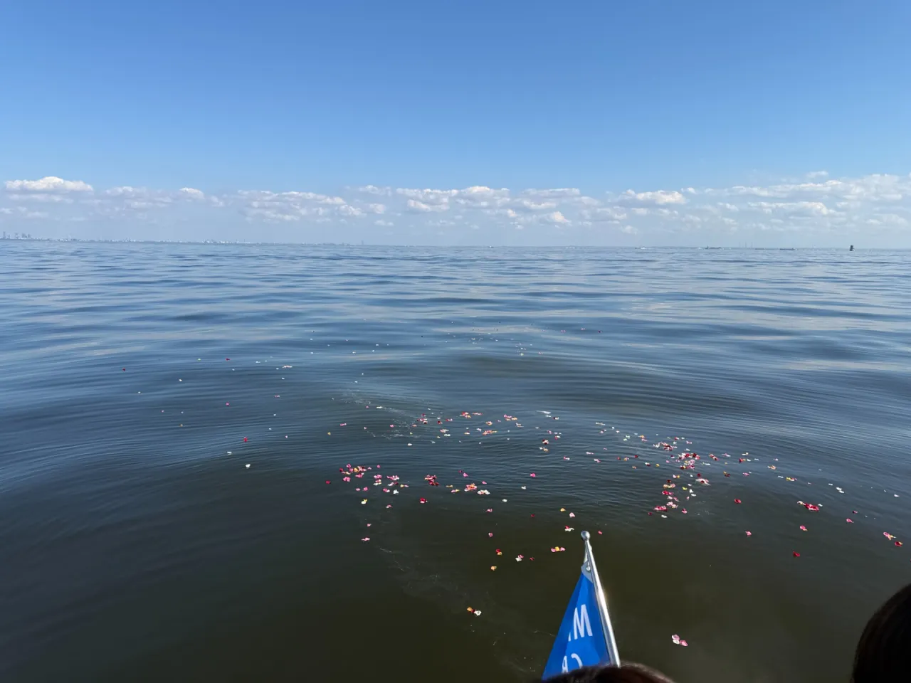 穏やかな秋晴れの海へ――浦安沖での海洋散骨セレモニー